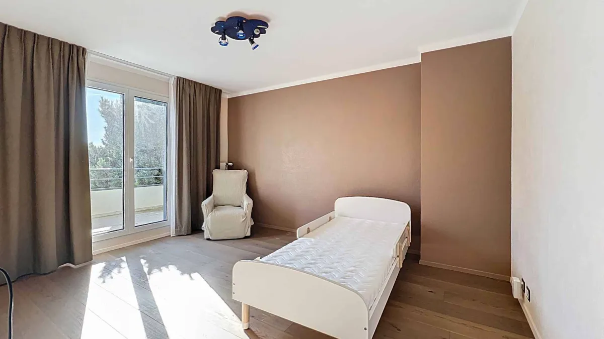 Spacieuse villa avec piscine - Vue lac -              Local indépendant aménagé 