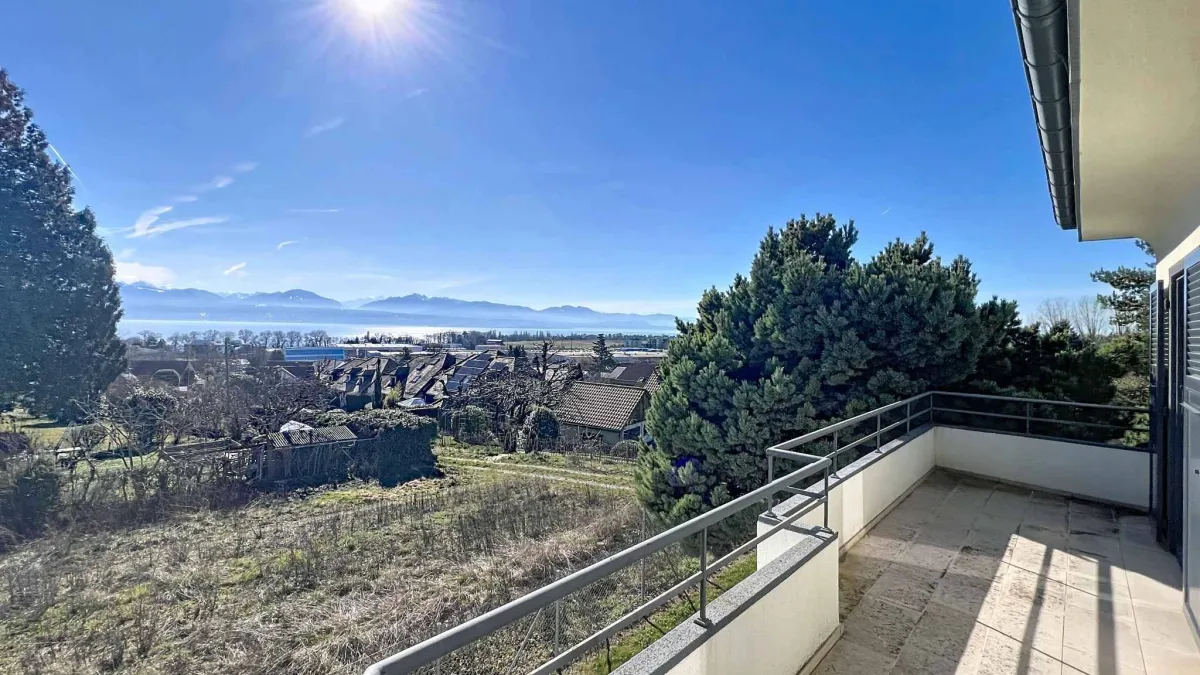 Spacieuse villa avec piscine - Vue lac -              Local indépendant aménagé 
