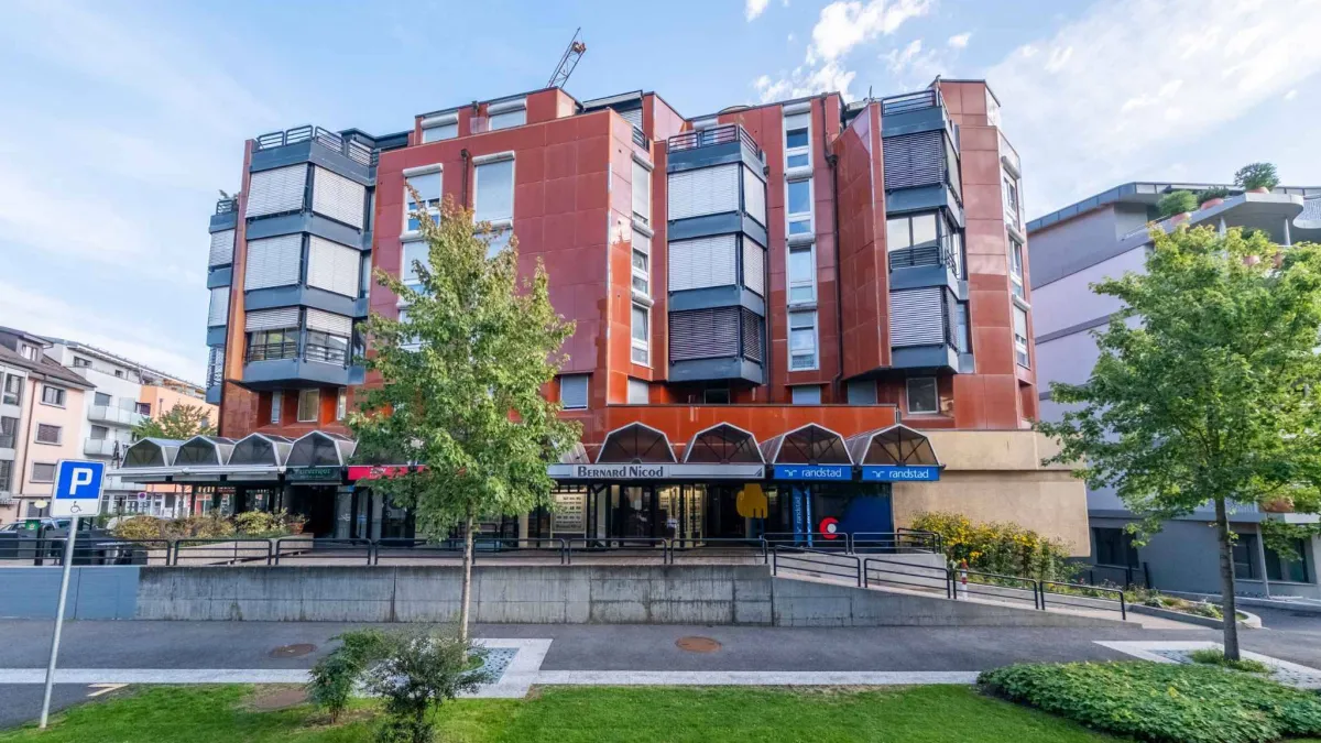 Local commercial avec dépôt et parking  - Plein centre-ville