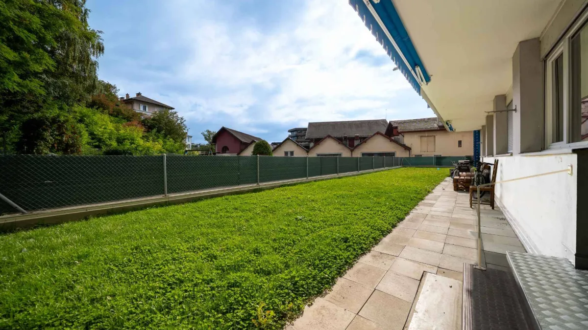 Bel appartement de 2,5 pièces 
en rez de jardin et plein centre ville !