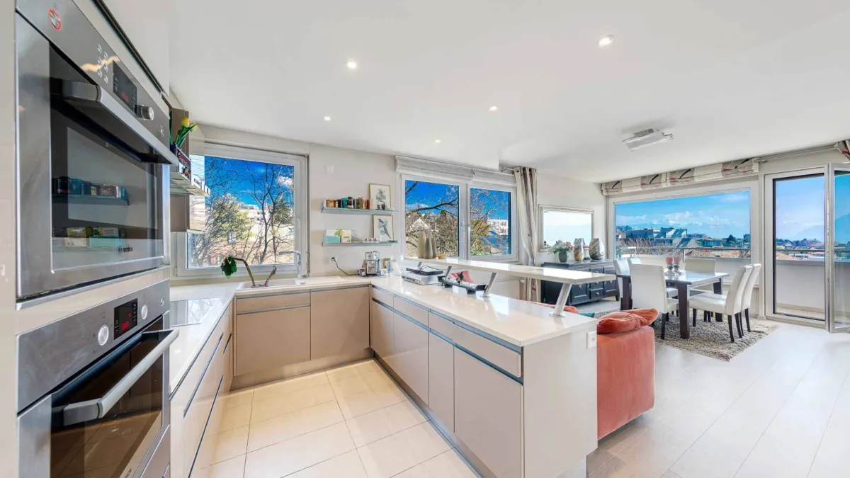 Appartement rénové de 5.5 pièces avec vue panoramique sur le lac et les montagnes