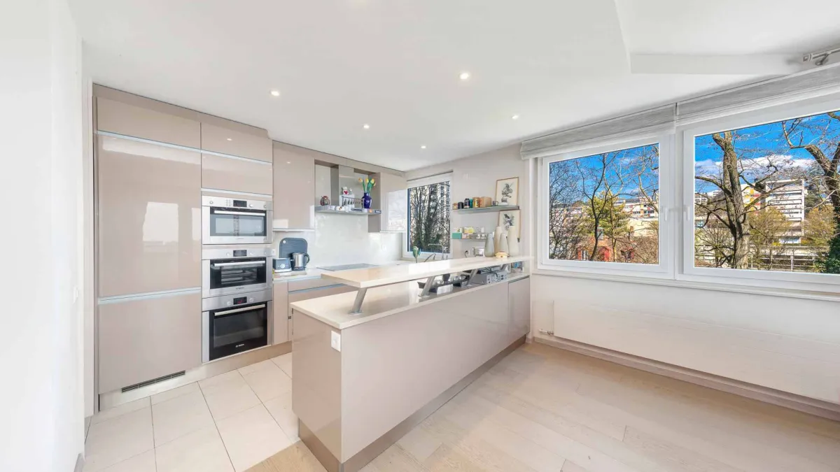 Appartement rénové de 5.5 pièces avec vue panoramique sur le lac et les montagnes