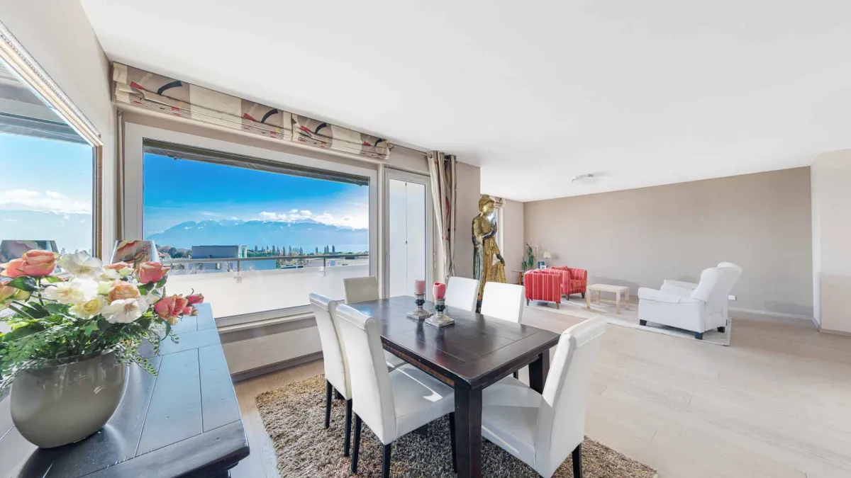 Appartement rénové de 5.5 pièces avec vue panoramique sur le lac et les montagnes