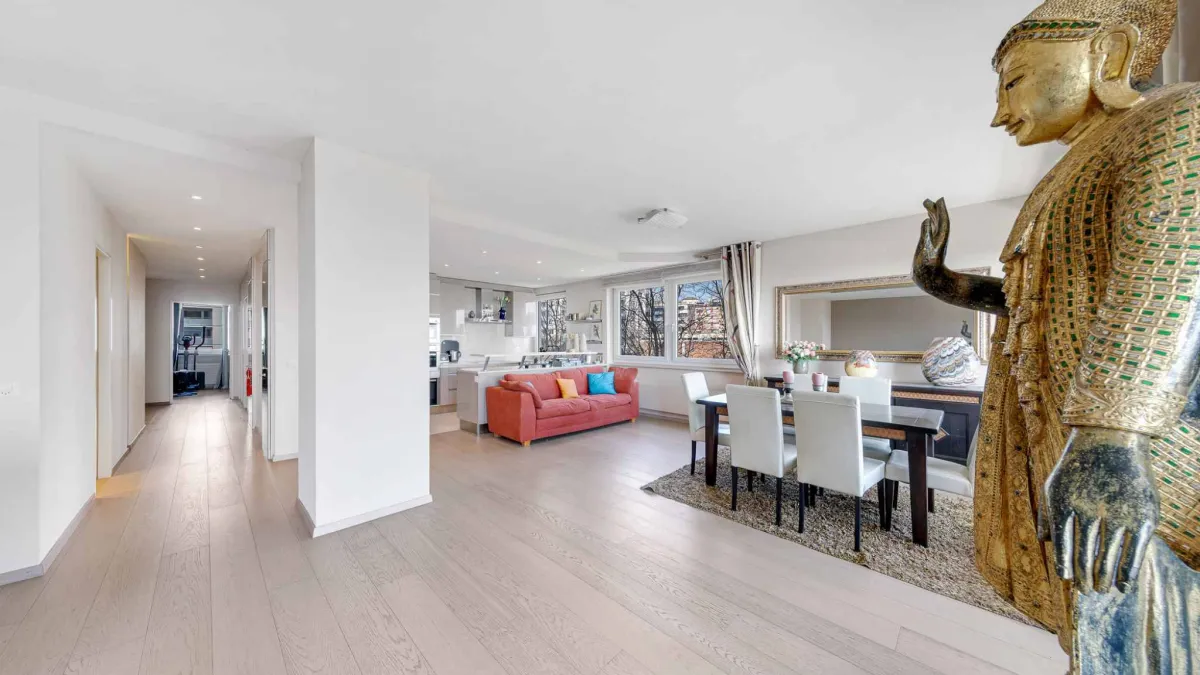 Appartement rénové de 5.5 pièces avec vue panoramique sur le lac et les montagnes