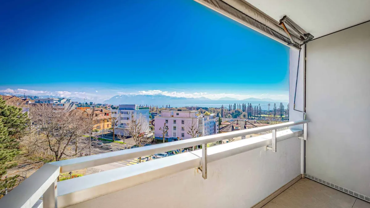 Appartement rénové de 5.5 pièces avec vue panoramique sur le lac et les montagnes
