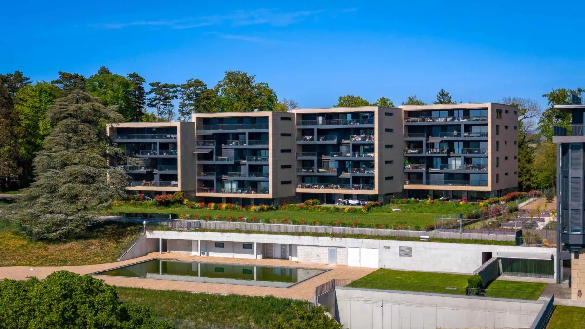 RARE ! 2.5 p avec grand balcon - Dernier étage - Vue plongeante sur le Lac