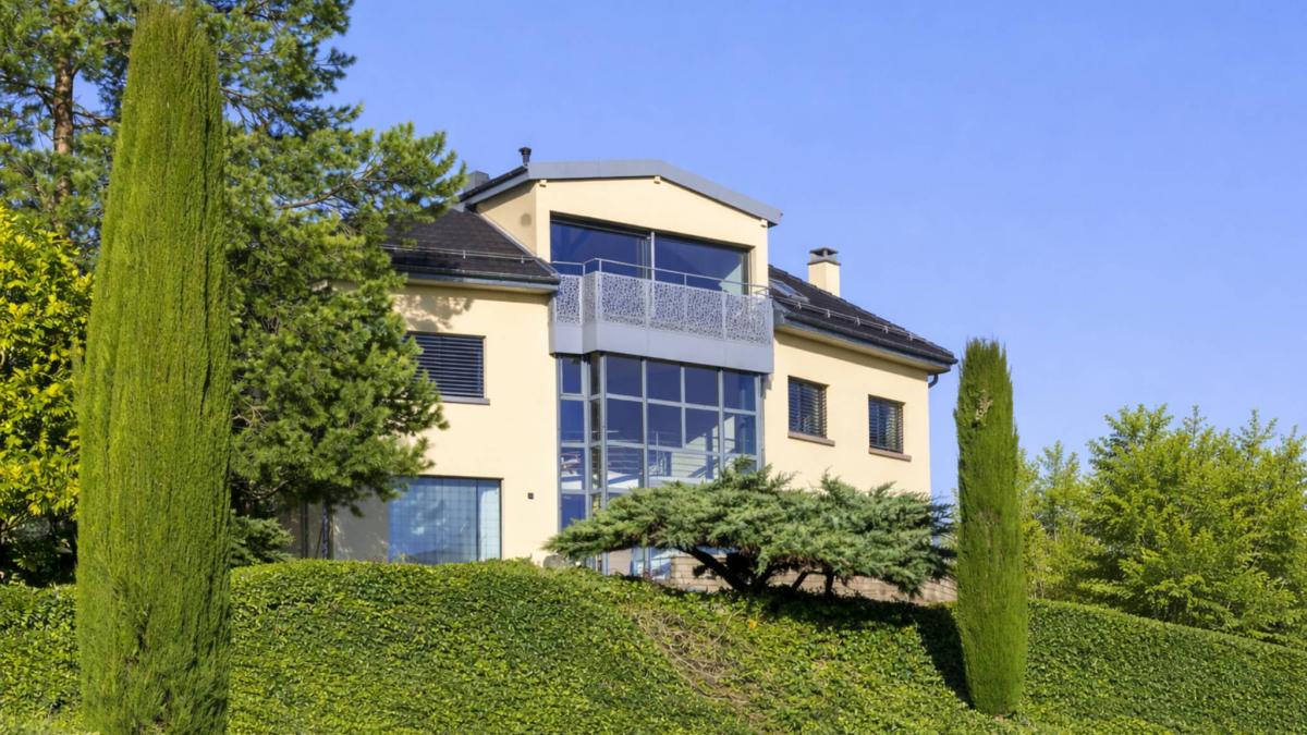 Villa baignée de lumière avec vue imprenable sur le lac