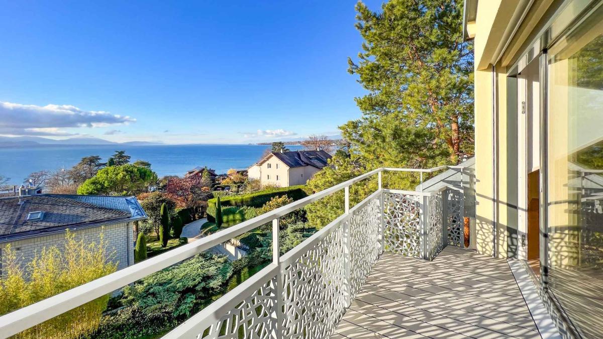 Villa baignée de lumière avec vue imprenable sur le lac
