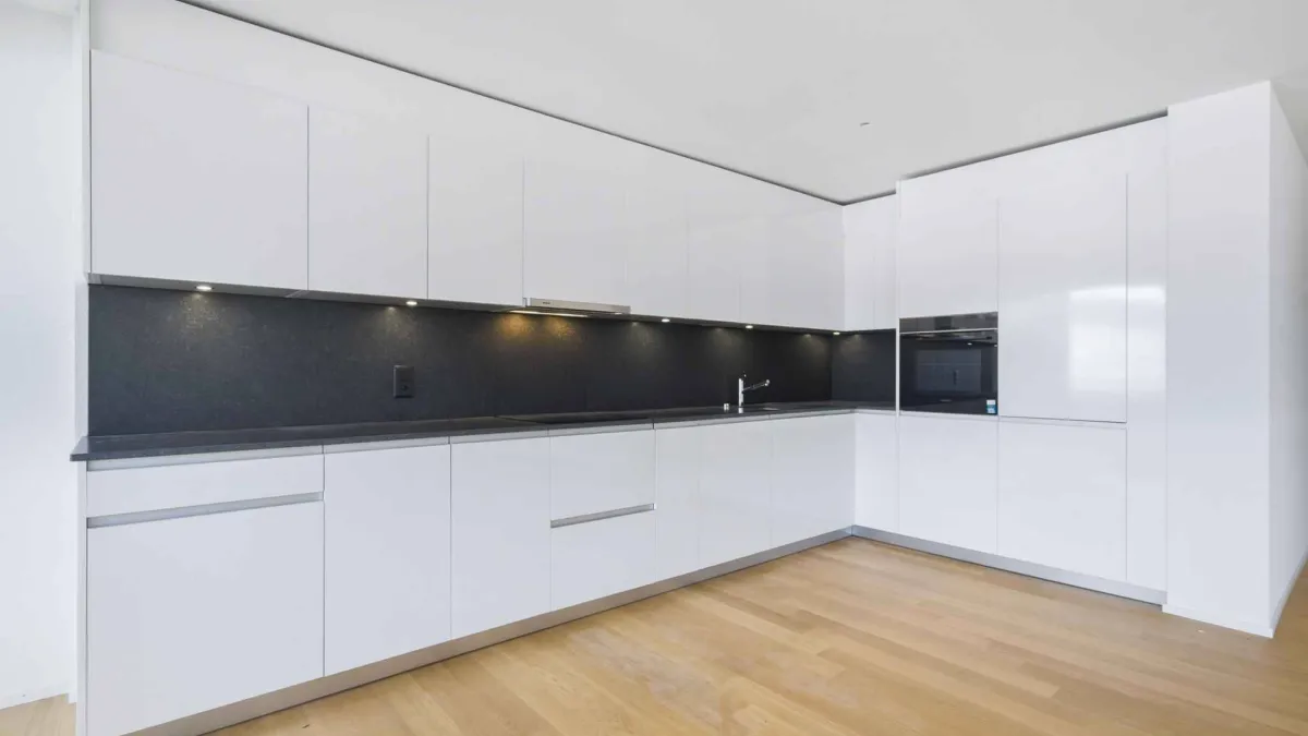 Appartement neuf traversant de 4.5 pièces avec deux balcons 