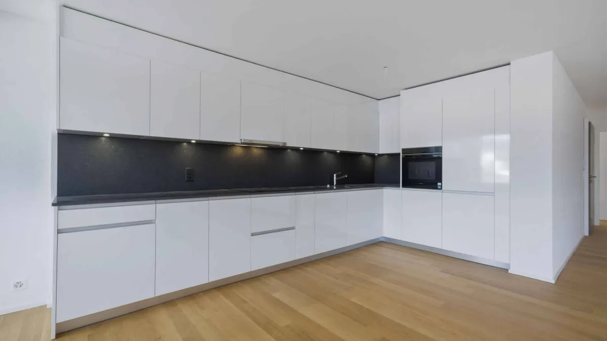Appartement neuf traversant de 4.5 pièces avec deux balcons 