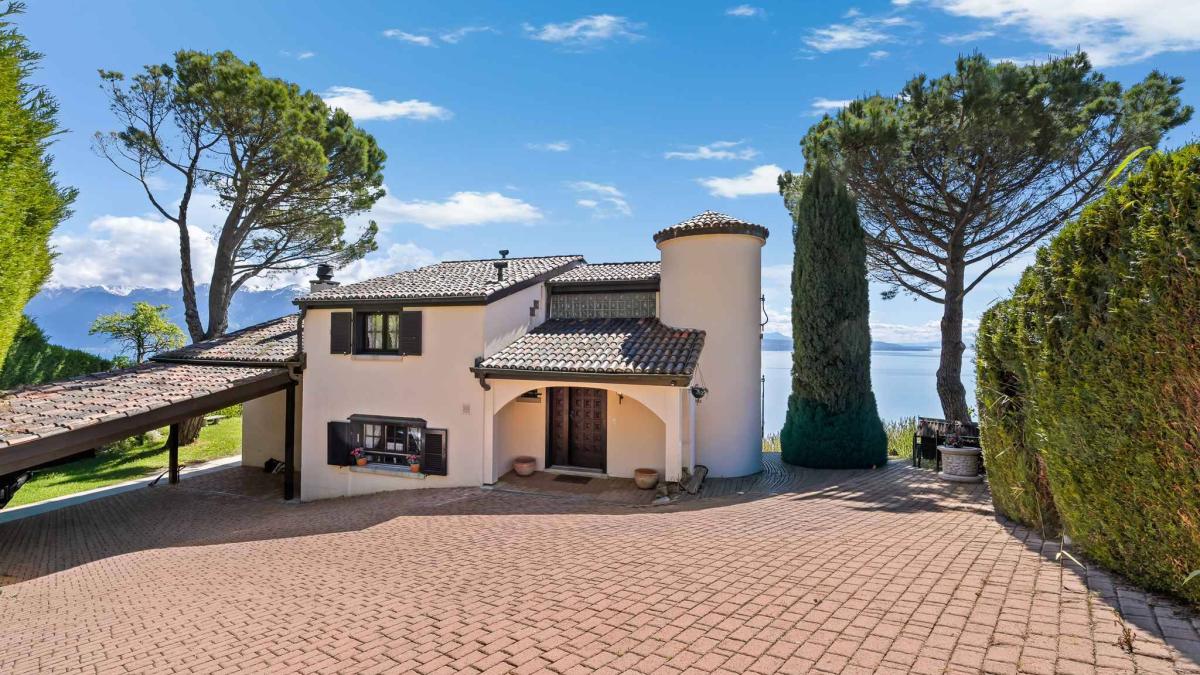 Élégante villa provençale avec piscine et vue panoramique sur le lac Léman et les Alpes