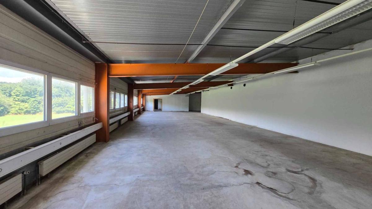 Surface d'atelier-show-room idéalement situé dans zone en périphérie de Bussigny 