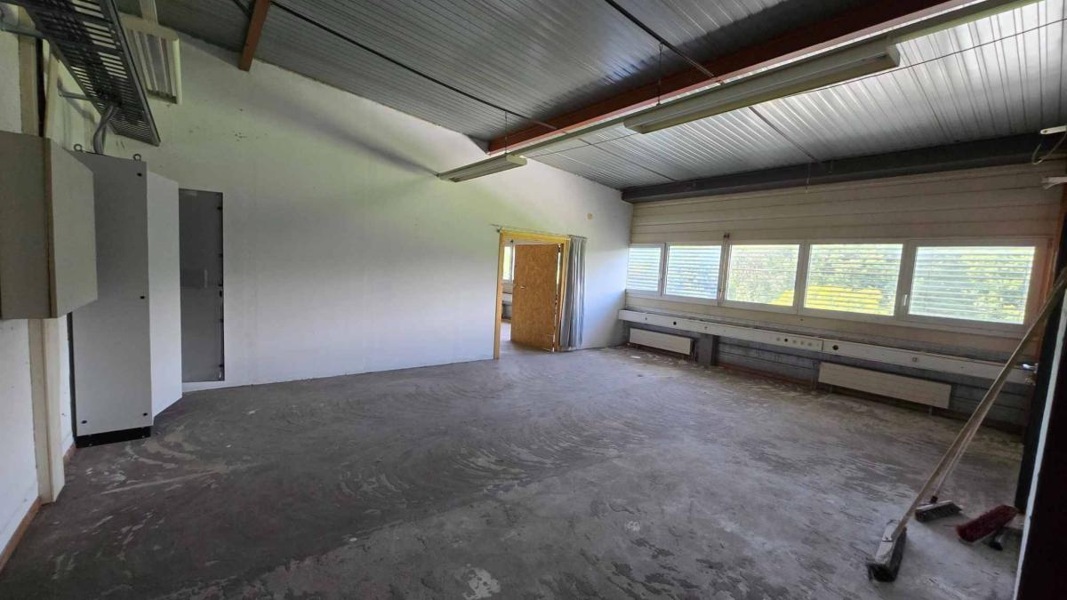 Surface d'atelier-show-room idéalement situé dans zone en périphérie de Bussigny 