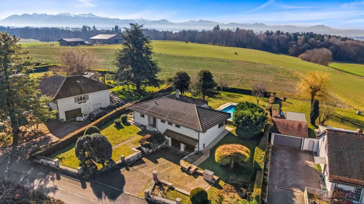 Maison individuelle de plain-pied avec piscine et fort potentiel d'aménagement