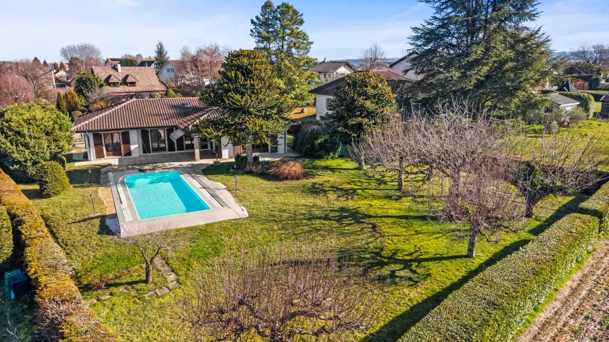 Maison individuelle de plain-pied avec piscine et fort potentiel d'aménagement
