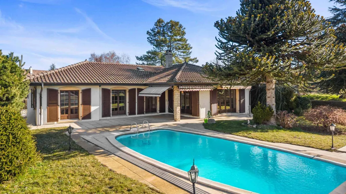 Maison individuelle de plain-pied avec piscine et fort potentiel d'aménagement