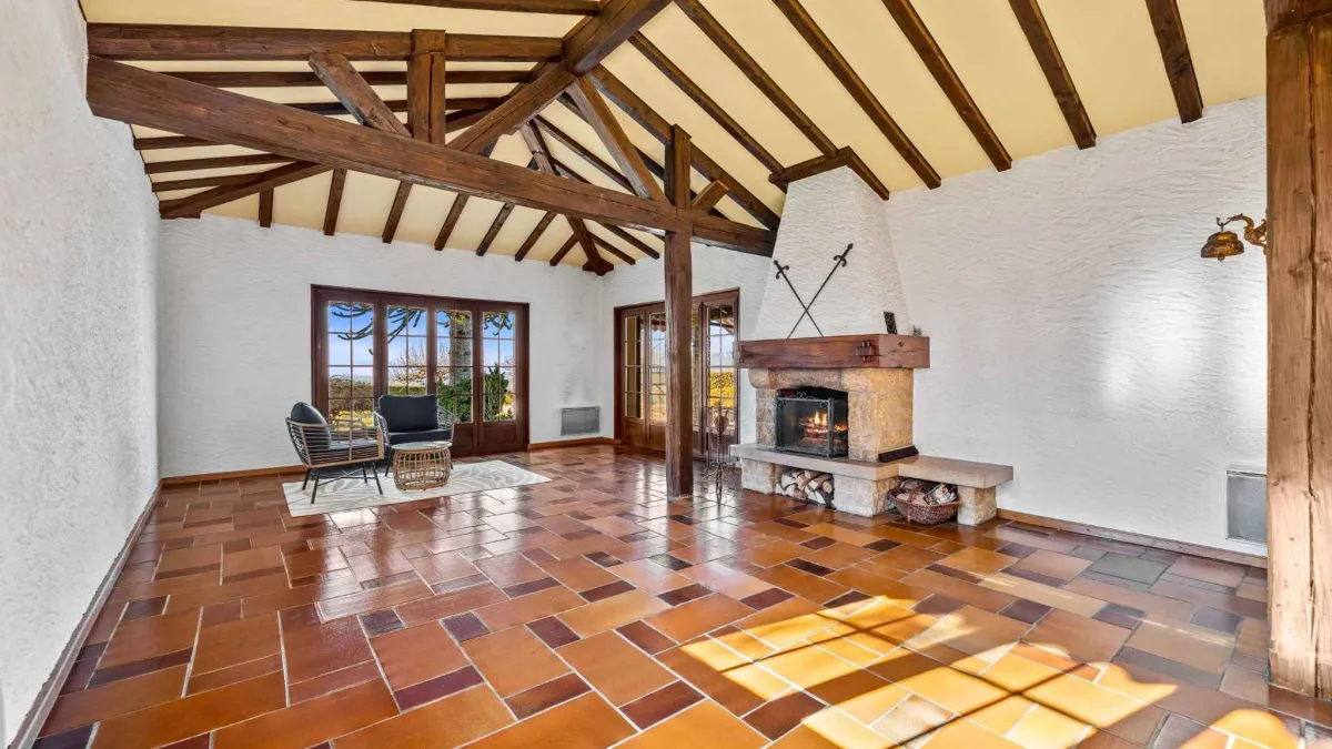 Maison individuelle de plain-pied avec piscine et fort potentiel d'aménagement