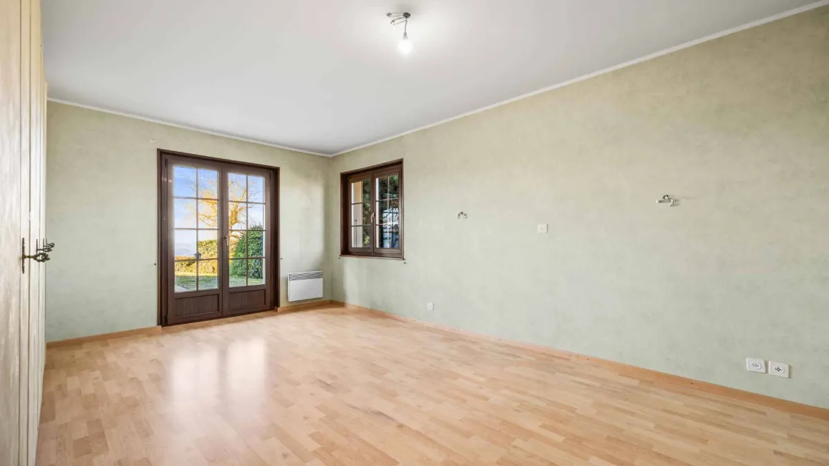 Maison individuelle de plain-pied avec piscine et fort potentiel d'aménagement