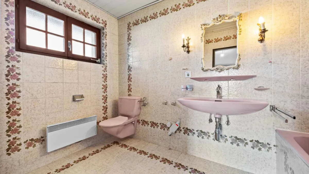 Maison individuelle de plain-pied avec piscine et fort potentiel d'aménagement