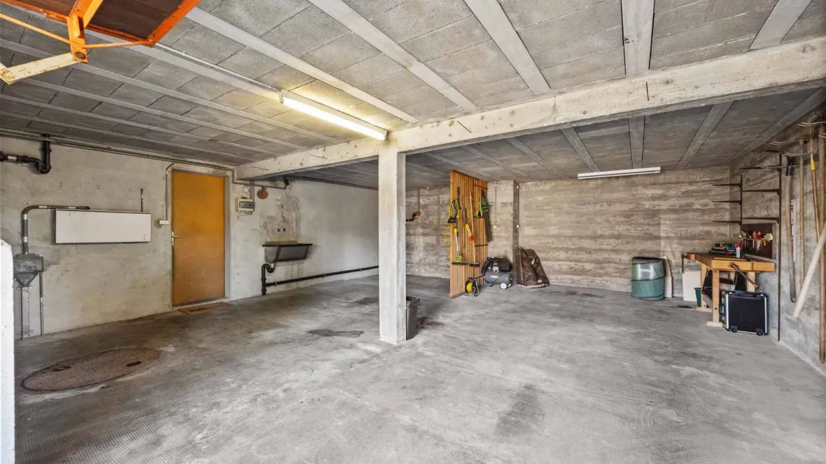 Maison individuelle de plain-pied avec piscine et fort potentiel d'aménagement