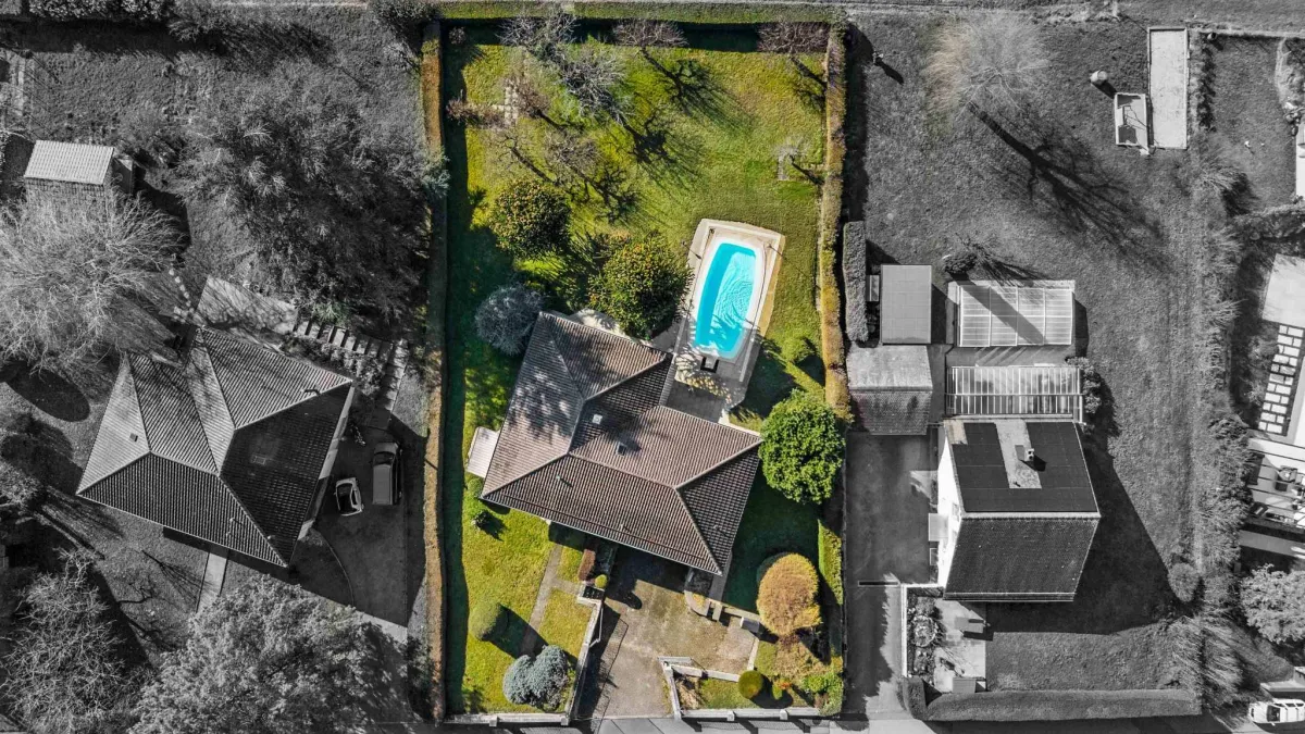 Maison individuelle de plain-pied avec piscine et fort potentiel d'aménagement