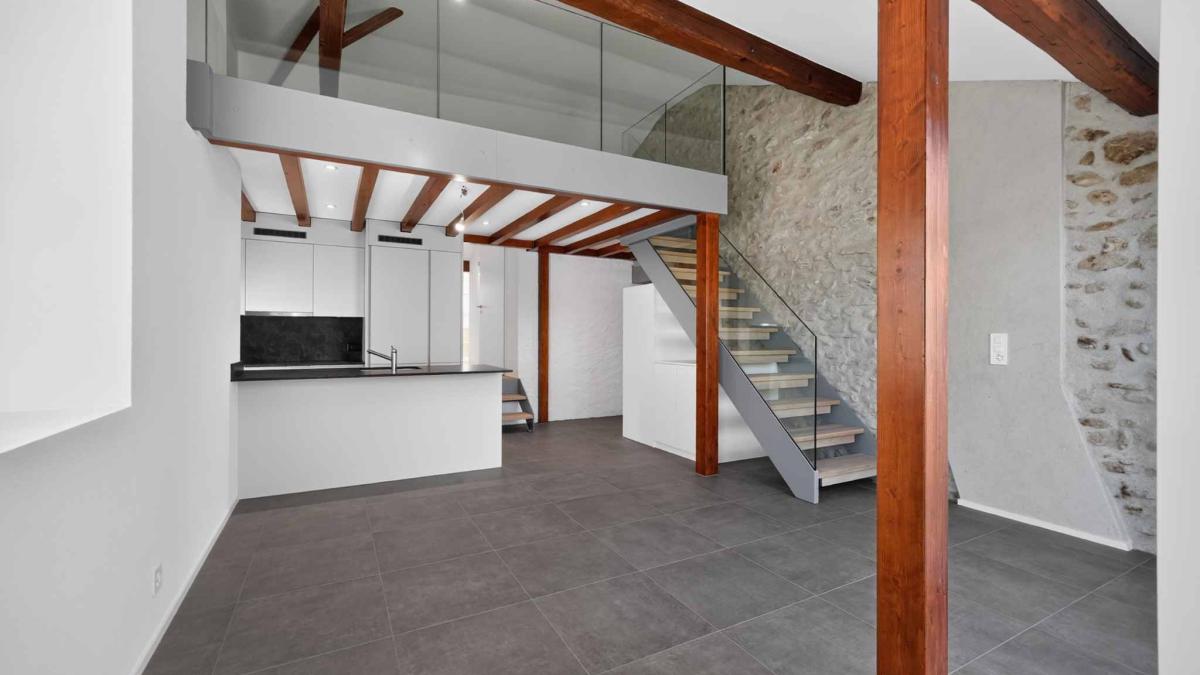 Magnifique duplex avec mezzanine et poutres apparentes