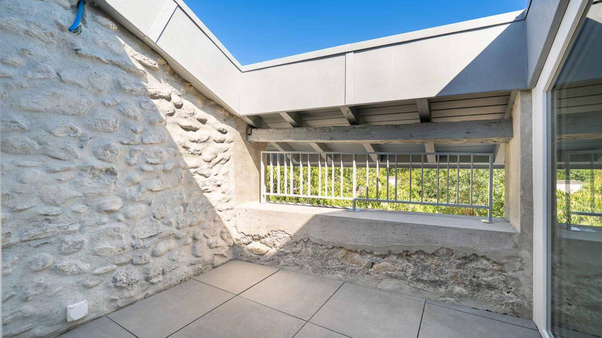 Magnifique duplex avec mezzanine et poutres apparentes
