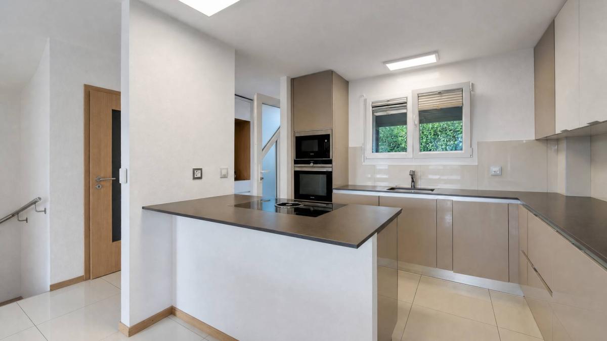 Villa mitoyenne de 5,5 pièces avec espace de jardin privatif de 200m2 