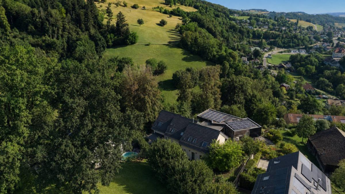 Villa mitoyenne de 5,5 pièces avec espace de jardin privatif de 200m2 