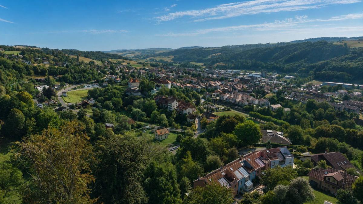 Villa mitoyenne de 5,5 pièces avec espace de jardin privatif de 200m2 