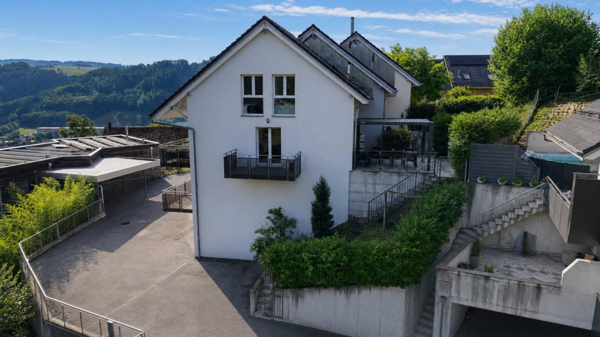 Villa mitoyenne de 5,5 pièces avec espace de jardin privatif de 200m2 