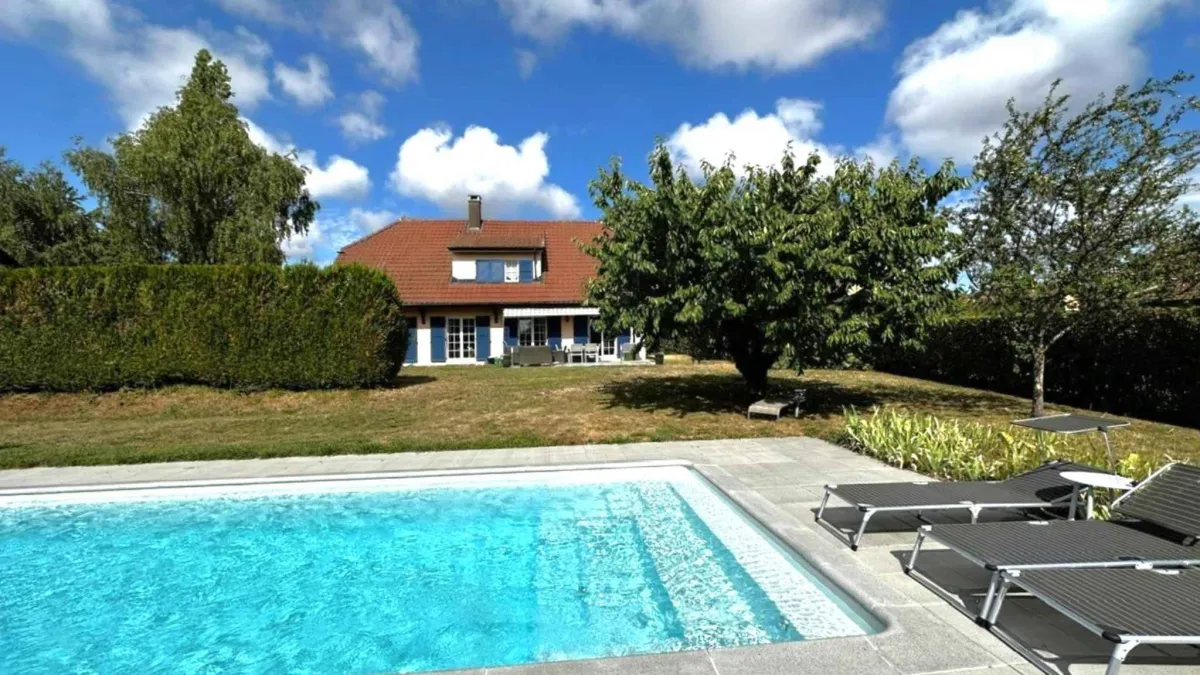 Maison individuelle de 7.5 pièces               Beau jardin avec piscine