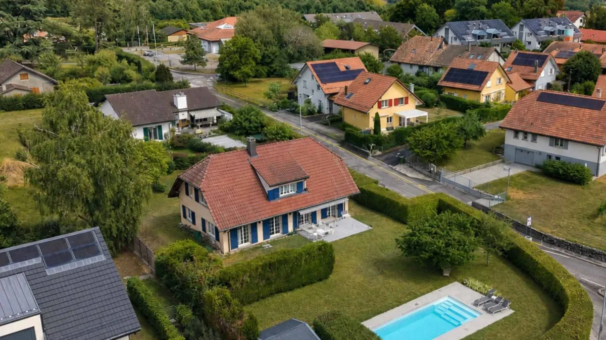 Maison individuelle de 7.5 pièces               Beau jardin avec piscine