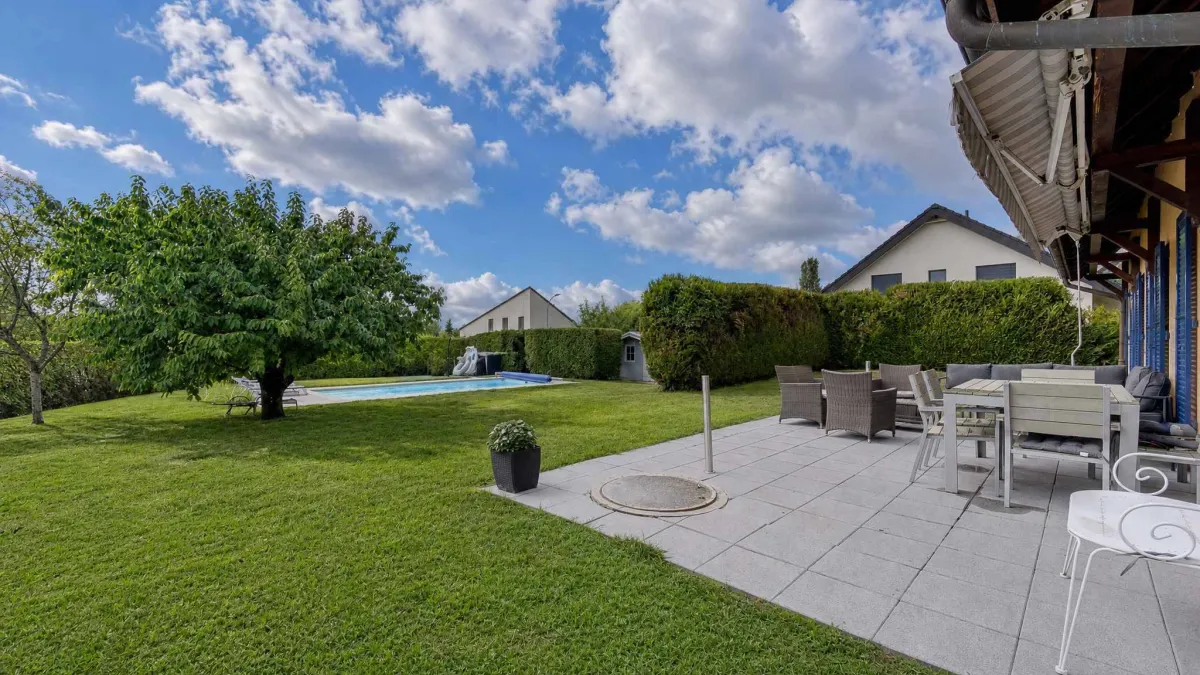Maison individuelle de 7.5 pièces               Beau jardin avec piscine