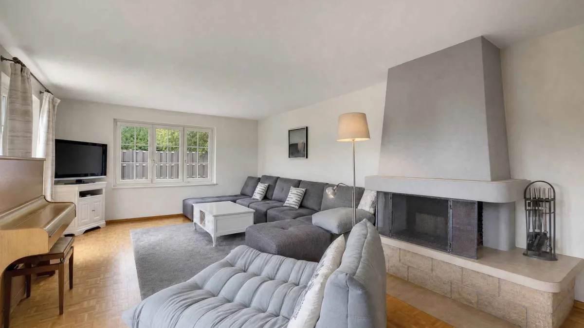 Maison individuelle de 7.5 pièces               Beau jardin avec piscine