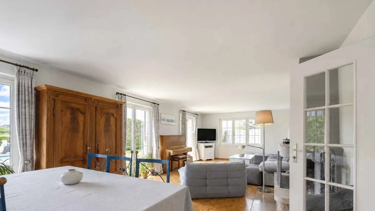 Maison individuelle de 7.5 pièces               Beau jardin avec piscine