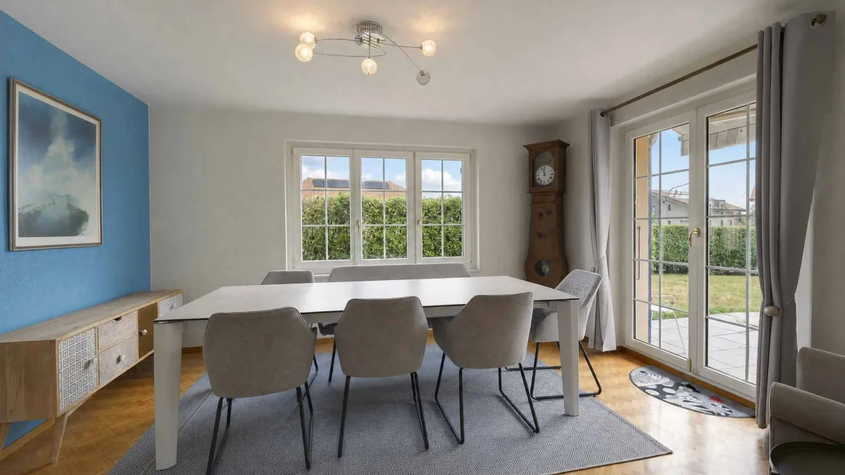 Maison individuelle de 7.5 pièces               Beau jardin avec piscine