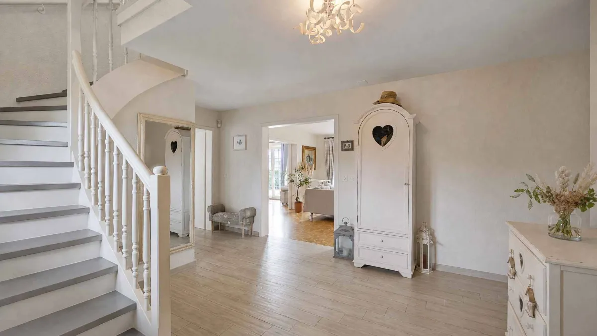Maison individuelle de 7.5 pièces               Beau jardin avec piscine