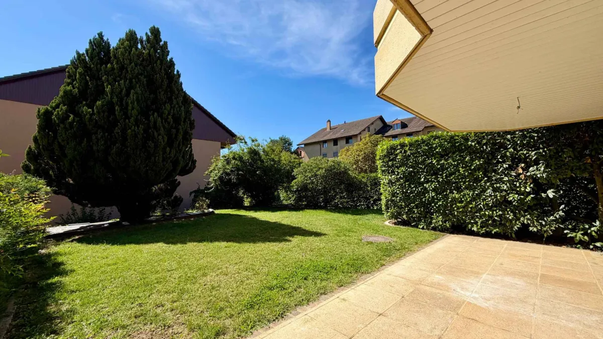 Spacieux appartement rénové de 5,5 pièces avec jardin
