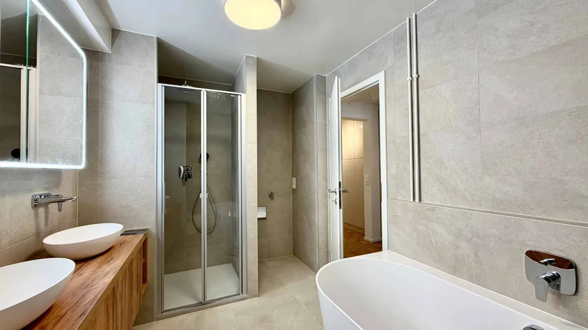 Spacieux appartement rénové de 5,5 pièces avec jardin