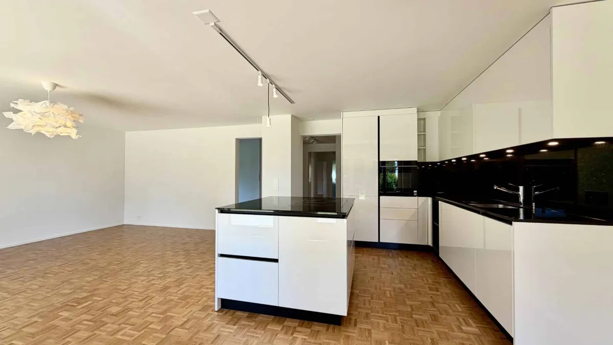 Spacieux appartement rénové de 5,5 pièces avec jardin