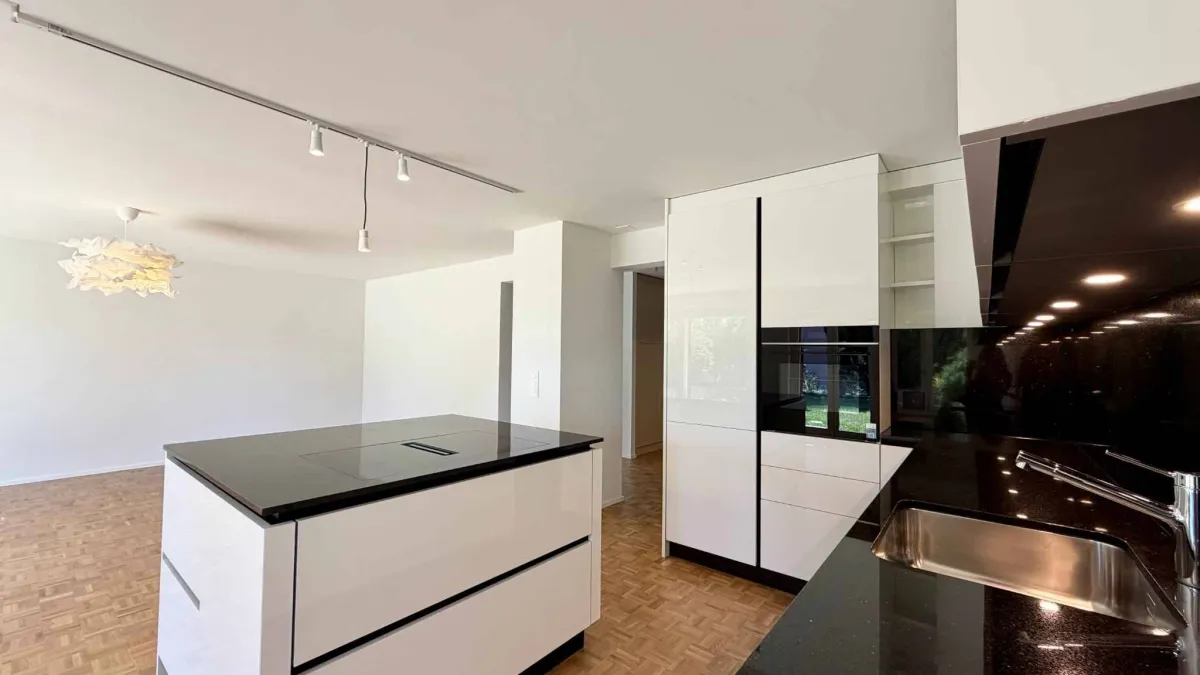 Spacieux appartement rénové de 5,5 pièces avec jardin