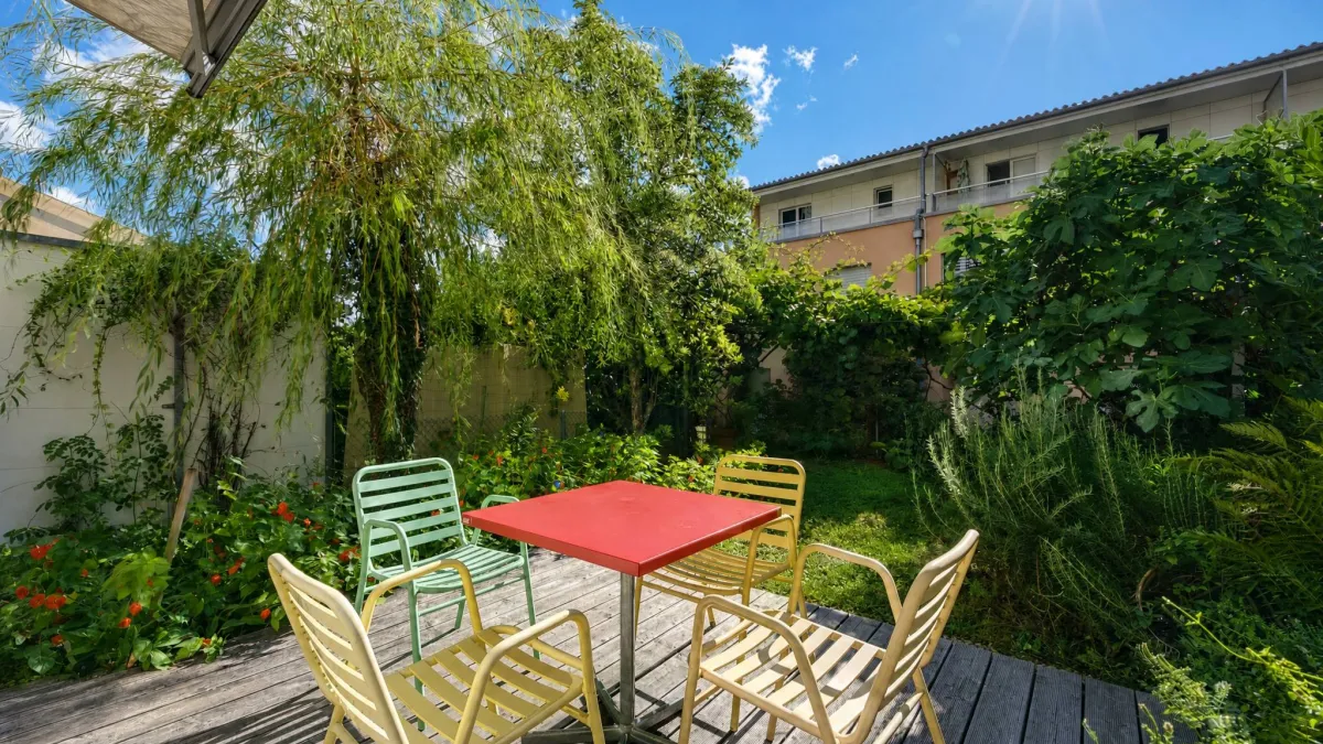Jolie villa mitoyenne avec jardin privatif 