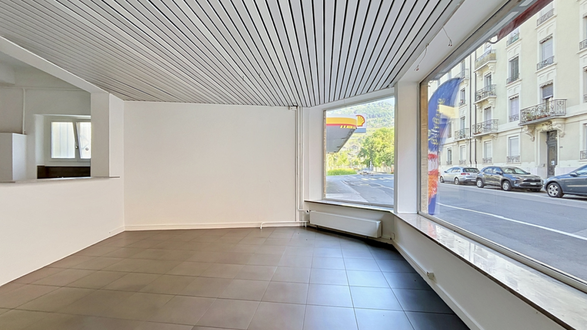 Surface commerciale d'env. 62 m2 avec baies vitrées - Nestlé 45
