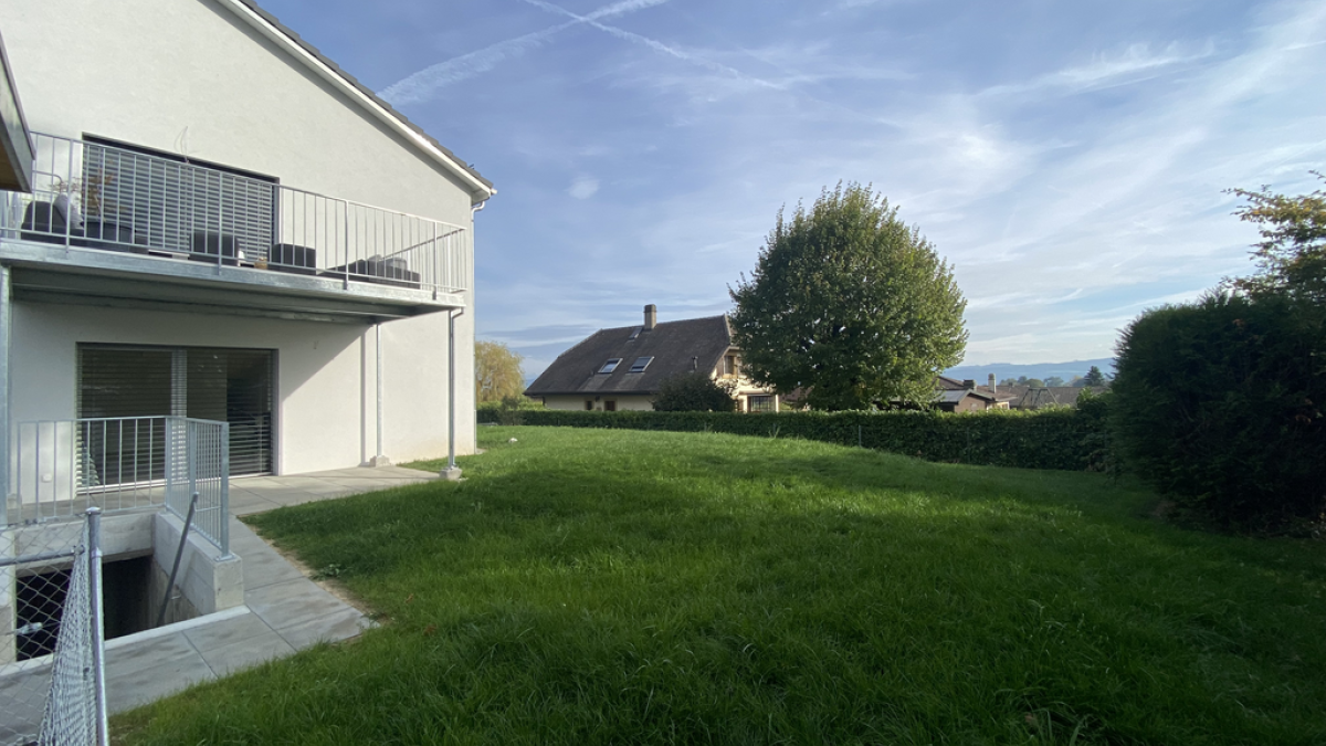 Logement avec deux terrasses et jardin privatif