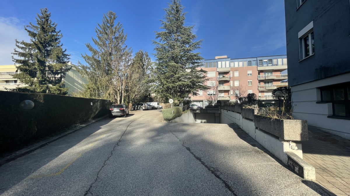 Place de parc intérieure à louer au Mont-sur-Lausanne