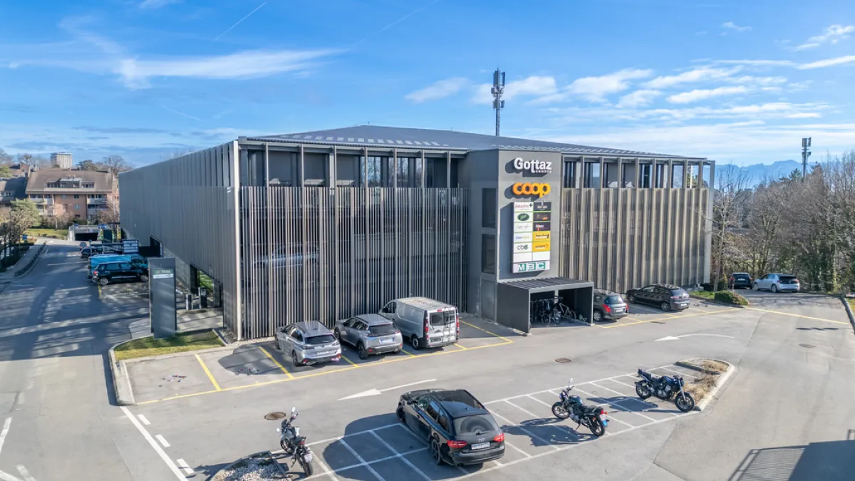 Grande arcade au coeur du centre commercial de la Gottaz à Morges