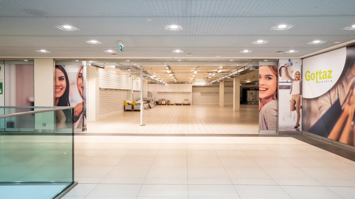 Grande arcade au coeur du centre commercial de la Gottaz à Morges
