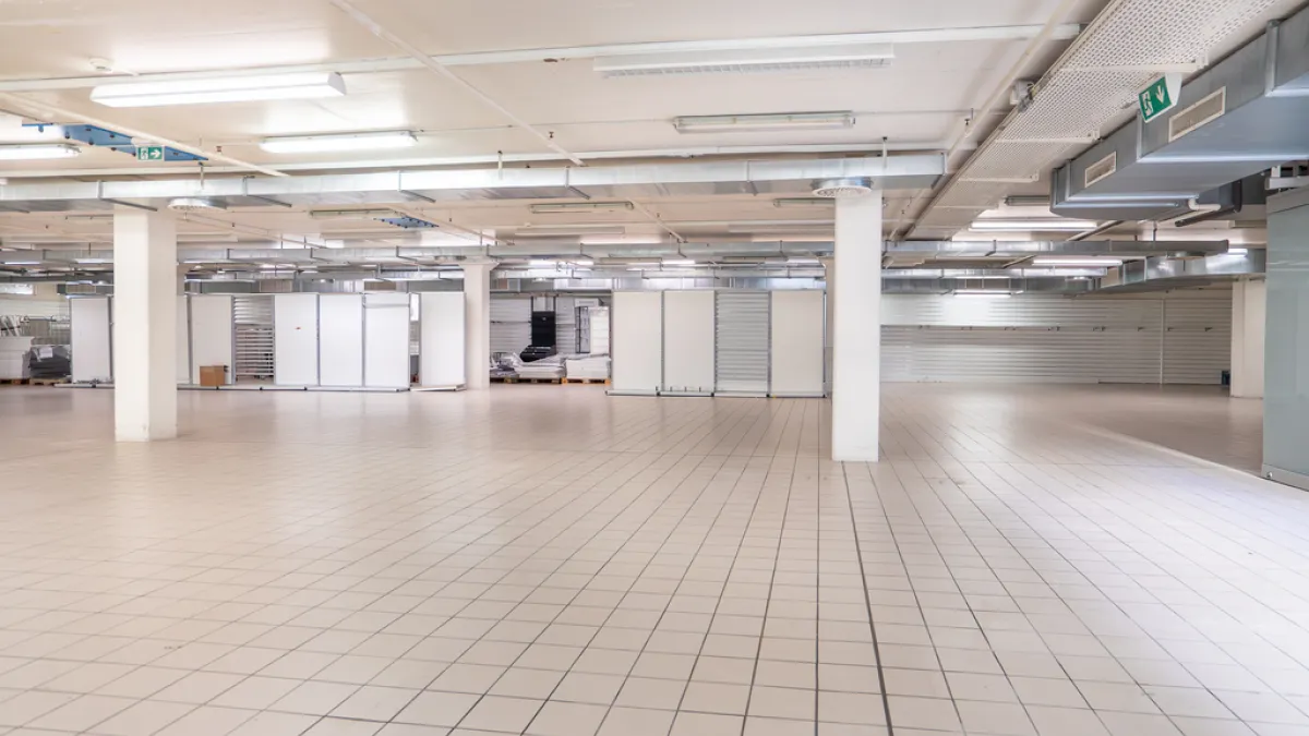 Grande arcade au coeur du centre commercial de la Gottaz à Morges