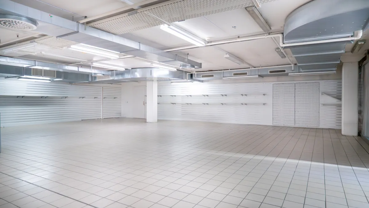 Grande arcade au coeur du centre commercial de la Gottaz à Morges
